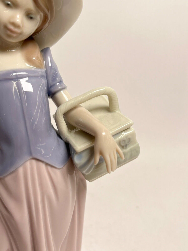 Lladro “Tailor Made” 06489 Retired 1990s Porcelain Figure – Unique